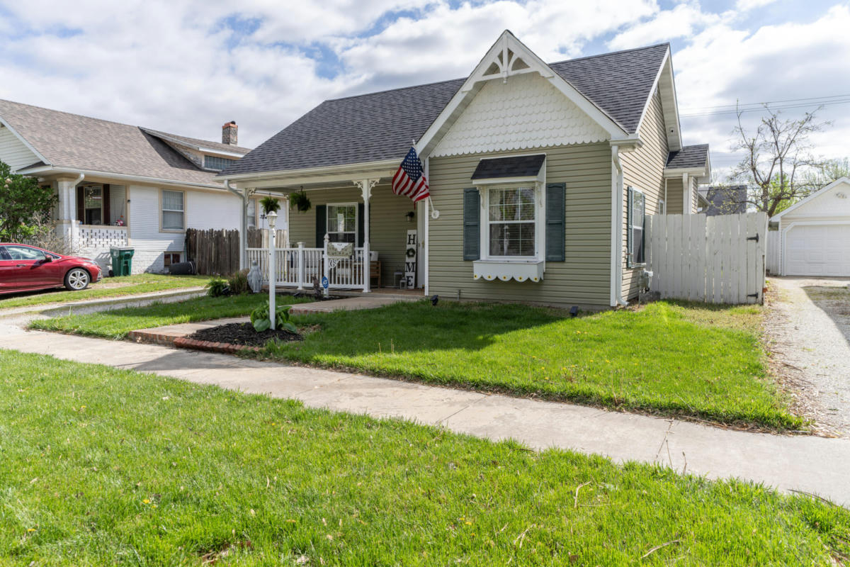 910 S 4TH ST, MOBERLY, MO 65270, photo 1 of 27